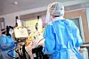 Pflegeassistenten beim Transport eines Patienten