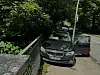 Dank des Brückengeländers blieb der BMW auf der Straße.