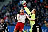 Florian Müller fängt einen Ball gegen Kyriakos Papadopoulos