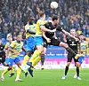 Connor Metcalfe im Kopfballduell mit Abwehrspielern von Eintracht Braunschweig.