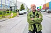 Mann in grüner Jacke