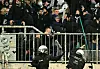 Fans von Hannover 96 greifen Polizisten am Millerntor an