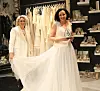 Designerin Ella Deck (l.) und Braut Janet Schreier bei der Anprobe ihres Brautkleides.