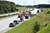 Ein Rettungshubschrauber steht auf der A7 beim Unfallort.