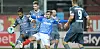 Kiels Fin Bartels nimmt es gern mit dem HSV auf - wie beim 1:1 im Hinspiel, als er von Jeremy Dudziak (l.), Moritz Heyer (2.v.l.) und Simon Terodde (r.) umzingelt wurde.