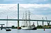 Das Segelschiff „Gorch Fock 1“ wird von Schleppern von der Volkswerft durch die Ziegelgraben- und Rügenbrücke in den Stadthafen geschleppt.