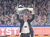 Serge Aubin stemmt die DEL-Trophäe in die Höhe