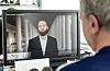 Ein Betrachter sieht sich auf seinem Computer ein Youtube Video von dem Hassprediger Marcel Krass an
