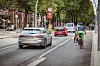 In der Max-Brauer-Allee fahren Radfahrer jetzt erhöht vom Autoverkehr. Das nennt man „Kopenhagener Radwege“.