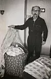 Manfred S. zeigt das Babybett, das er für Tim gebaut hat.
