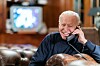 Joe Biden lacht während eines Telefonats.