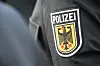 ein Polizeiabzeichen auf einer Uniform (Symbolbild).