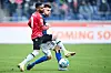 HSV-Verteidiger Mario Vuskovic im Duell mit Hannovers Linton Maina