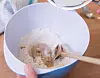 In einer Schüssel werden Mehl, Hefe und Milch gemischt.