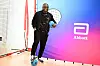 Gerald Asamoah vor einer Torwand des Unternehmens Abbott