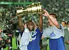 Gerald Asamoah stimmt den DFB-Pokal in die Höhe