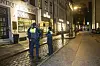 Polizisten am Tatort vor dem Juwelier.