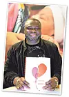 Gerald Asamoah zeigt einen Notizblock mit einem Herzen