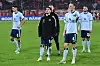 Die HSV-Profis um Sebastian Schonlau und Ludovit Reis schreiten nach der Pleite in Düsseldorf enttäuscht vor die HSV-Kurve.