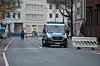 Ein Fahrzeug der Polizei steht auf einer gesperrten Straße.