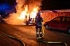 Ein Feuerwehrmann löscht ein brennendes Auto im Cottaweg.