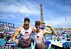 Nils Ehlers und Clemens Wickler in Paris. Im Hintergrund ein Turm von Gustave Eiffel