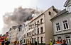 Die Feuerwehr bei Löscharbeiten an dem Haus in Flensburg