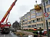 Aus dem dritten Obergeschoss wurde der übergewichtige Mann per Kran geholt.