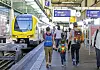 Eltern mit Kind am Bahnhof