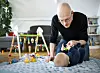 Ein Vater spielt mit seinem Kind. Eltern von Frühgeborenen sollen ab September mehr Geld bekommen