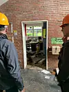 Senator Rabe (r.) vor dem durch die Explosion verwüsteten Schulbüro des Schulleiters (l.).