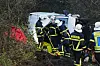 Feuerwehrkräfte bei der Bergung des Fahrers.