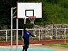 Perfekte Haltung: Julian Pollersbeck zeigt in Herzogenaurach, dass er auch ein guter Basketballer ist.