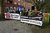 Rund 40 Impfgegner versammelten sich vor einer Schule in WInterhude.