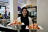 Sumeja Zumberi hält zwei Teller mit Waffeln in der Hand.