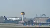 Eine Maschine der Lufthansa landet auf dem Flughafen Hamburg. (Archivbild)
