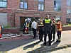 Einsatzkräfte vor einem Wohnhaus