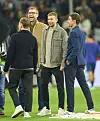 Per Mertesacker, Christoph Kramer und Thomas Müller lachen zusammen auf dem Rasen der Allianz-Arena