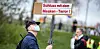 „Schluss mit dem Masken-Terror!' steht auf dem Schild eines Teilnehmers einer Demonstration der Initiative „Querdenken“.