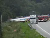 Der betroffene Laster und Rettungskräfte auf der A7.