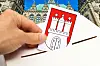 Stimmzettel mit Hamburg-Wappen wird in eine Wahlurne geworfen, Symbolfoto Bürgerschaftswahl in Hamburg, Fotomontage