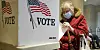 Eine US-Wählerin füllt in der Wahlkabine ihren Stimmzettel aus.