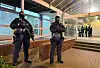 Polizisten in Einkaufszentrum