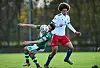 HSV-Mittelfeldspieler Jonah Fabisch (r.) gegen den Lübecker Mirko Boland