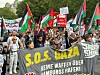 Die Demonstranten gehen über die Straße.