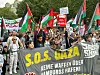 Die Demonstranten gehen über die Straße.