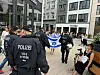 Polizeibeamte führen zwei Frauen mit Israel-Flagge weg von der Demonstration.
