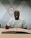 Naby Keita lächelt