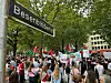 Demonstrierende stehen mit Plakaten gegen 16 Uhr am Besenbindenhof.