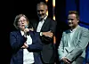 Katja Auer (v.l.), Klaus Ott und Andreas Glas, Sieger der Kategorie „Geschichte des Jahres“, während der Verleihung des Stern-Preises 2024 auf Kampnagel.